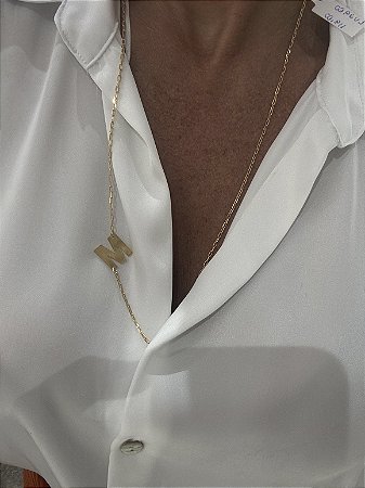 Colar Longo Letra Lateral