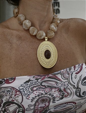 Colar Pedras com Maxi Medalha Nude