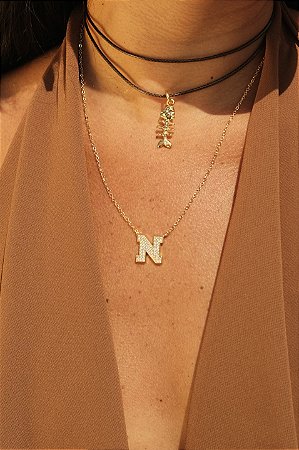 Colar Letra College Glam