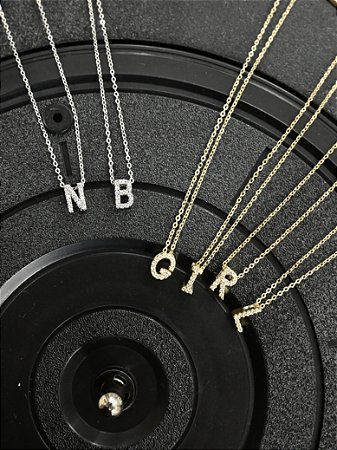 Colar Letra Cravejada Slim Dourado