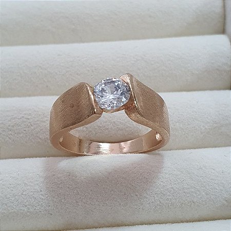ANEL SOLITARIO ZIRCONIA TRANSPARENTE EM OURO ESCOVADO