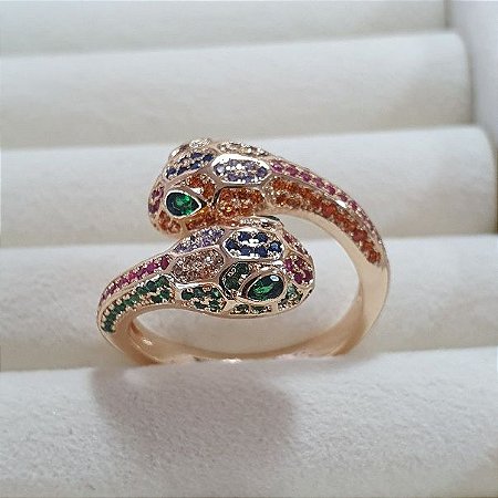 ANEL COBRA DUAS CABEÇAS CRAVEJADAS DE MICRO ZIRCONIAS COLORIDAS EM BANHO DE OURO - ARO 15/16