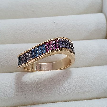ANEL APARADOR OU MEIA ALIANÇA CURVADA CRAVEJADA DE MICRO ZIRCONIAS COLORIDAS EM BANHO DE OURO - ARO 20