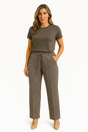 CONJUNTO BLUSA DECOTE REDONDO E MANGAS E CALÇA COM VINCO NA FRENTE CINZA CHUMBO