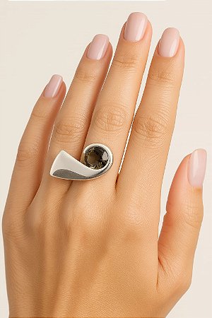 ANEL DE PRATA 950 COM GOTA DE CRISTAL FUME E BASE CURVA LARGA