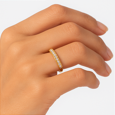 ANEL FINO BASE OVALADA CRAVEJADA DE MICRO ZIRCONIAS EM BANHO DE OURO - TAMANHO 19/