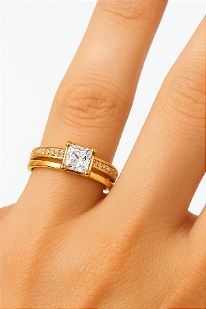 ANEL SOLITARIO ZIRCONIA QUADRADA COM TRES FILEIRAS SENDO UM DELAS COM ZIRCONIAS DE CADA LADO E AS DEMAIS LISAS EM BANHO