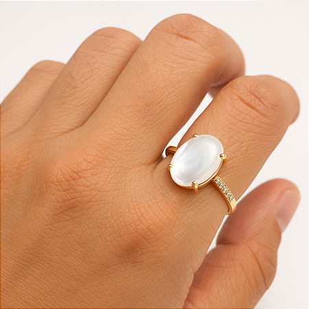 ANEL FINO COM PEDRA MADREPEROLA E TRES MICRO ZIRCONIAS NAS LATERAIS EM BANHO DE OURO TAMANHO 20