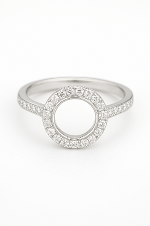 ANEL APARADOR FINO EM BANHO DE PRATA  COM CIRCULO VAZADO CRAVEJADO DE MICRO ZIRCONIAS NO CENTRO