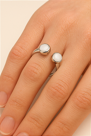 ANEL ABERTO AJUSTAVEL COM DUAS MADREPEROLAS REDONDAS EM BANHO DE RODIO BRANCO