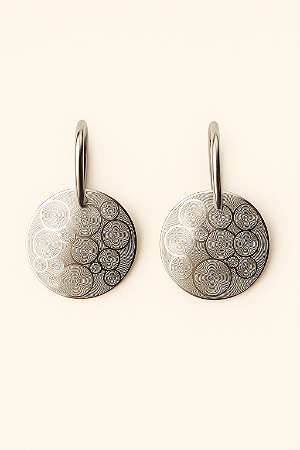 BRINCO BASE CURVADA COM PINGENTE CHAPA REDONDA TRABALHADA AÇO INOX