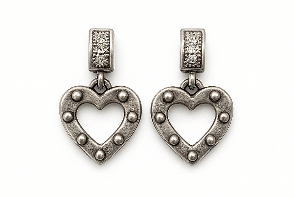 BRINCO CORAÇÃO PONTILHADO COM BASE CRAVEJADA INSPIRAÇÃO BANHO OURO BRANCO