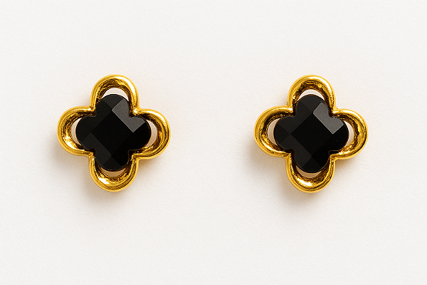 BRINCO FLOR VAZADA COM PONTO DE ZIRCONIA PRETA NO CENTRO BANHO OURO