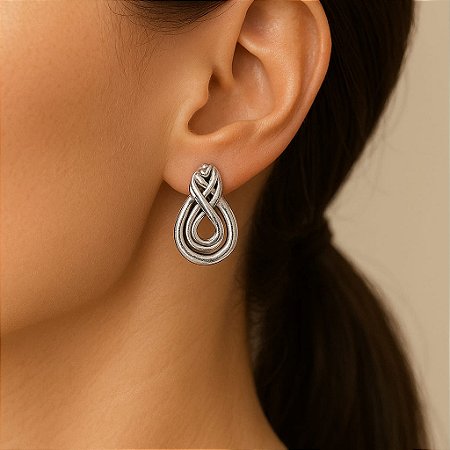 BRINCO OVAL VARIAS VOLTAS UMAS DENTRO DAS OUTRAS IP PRATEADO