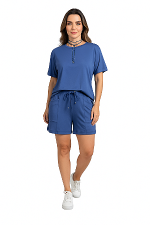 CONJUNTO MALHA BLUSA COM MANGA CURTA E SHORT COM BOLSOS RETANGULARES E AMARRAÇÃO COM ILHOS CINTURA