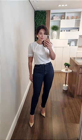 Calça jeans skinny fenda barra