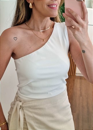 Blusa off white um ombro só