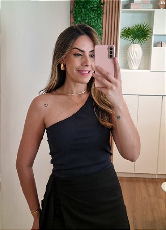Blusa preta um ombro só