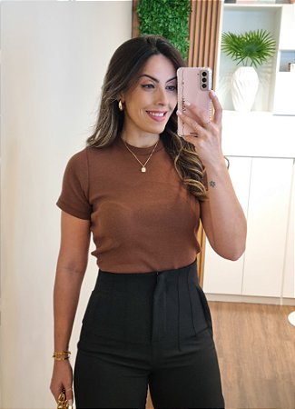 Blusa canelada lisa marrom