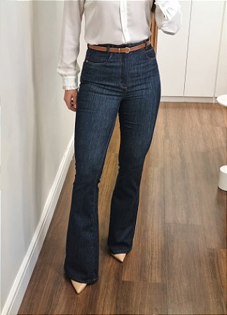 Calça flare com cinto