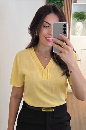 Blusa decote V pregas amarela