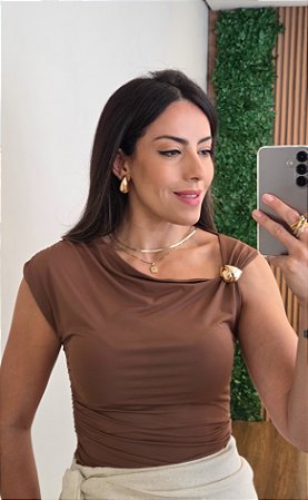 Blusa assimétrica fivela marrom
