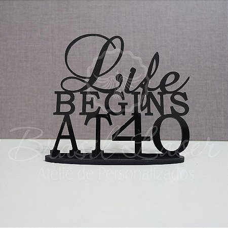 Topo De Bolo "Life Begins at 40" com 14cm (maior lado da peça) - Cor à Escolher