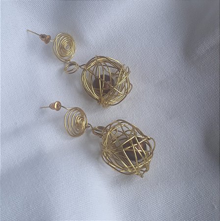 Brinco pérola e latão
