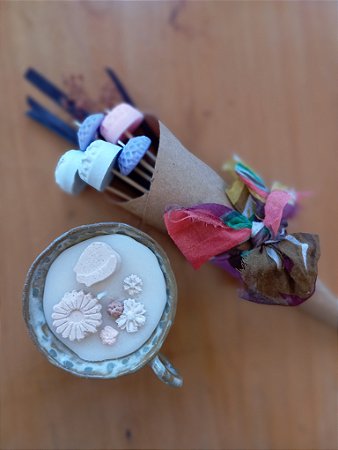Kit vela em xícara cerâmica com bouquet e aromatizadores