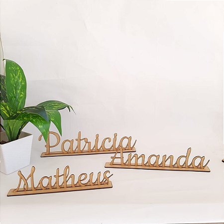 Palavra personalizada em MDF com base