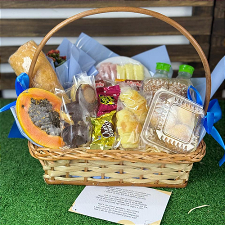 Cesta de Café da Manhã com frios , pães, chocolate e suco