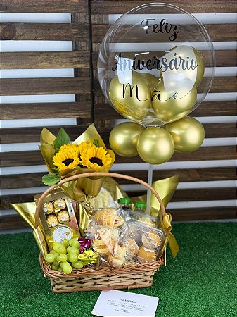 Cesta de Café da Manhã com frios , pães, chocolate, suco, girassol e Balão Personalizado