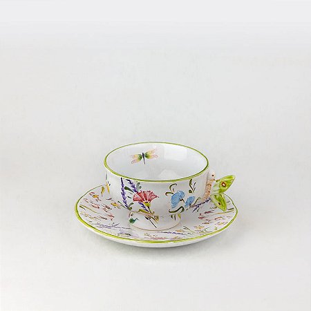 Um jogo de chá de cerâmica completo com xícaras delicadas