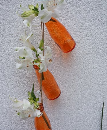 Mobile primavera com 3 garrafas coloridas