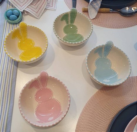 Bowl de cerâmica com coelho colorido pintado à mão