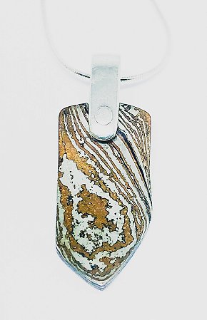 Pingente mokume-gane cobre, prata e shakudo.