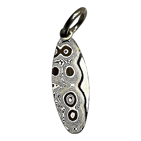Pingente mokume oval prata cobre e shakudo 120 camadas