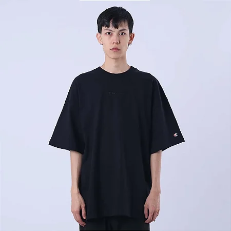 CAMISETA CHAMPION OVERSIZED MINI SCRIPT SURTON PRETA