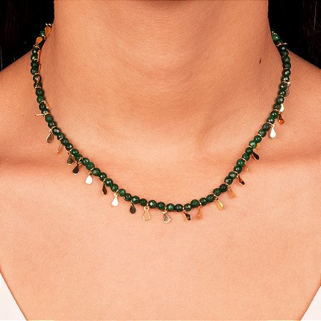 Colar Curto de Jade Verde com Penduricalhos Dourados
