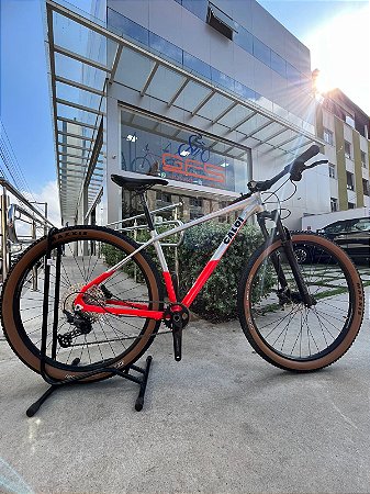 BICICLETA MTB ARO (29) CALOI ELITE ALUMINIO SHIMANO DEORE 12V FREIO DISC HIDRÁULICO QUADRO 17 (M) PRATA/VERMELHA