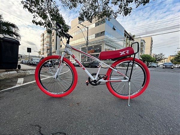 BICICLETA ARO (26) MASCULINA COR BRANCA/VERMELHA S/MARCHA MARCA SANS MONTADINHA COM BANCO XR