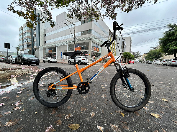 BICICLETA ARO (20) MASCULINA COR LARANJA C/MARCHA 7V MARCA CALOI SNAR USADA