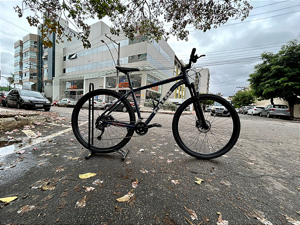 BICICLETA MTB ARO (29) CALOI EXPLORER SEMINOVA SHIMANO ALIVIO 18V FREIO DISC HIDRÁULICO QUADRO 19G COR AZUL