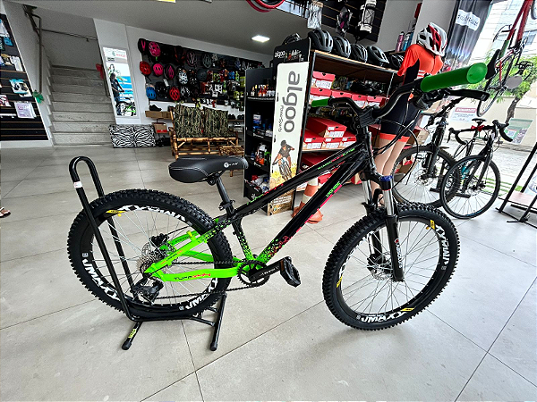 BICICLETA MTB FREERIDE ARO (26) VIKINGX TUFF 44 CAMBIO VELOFORCE 8V FREIO DISC HIDRÁULICO QUADRO 13 (PP) COR PRETA/VERDE