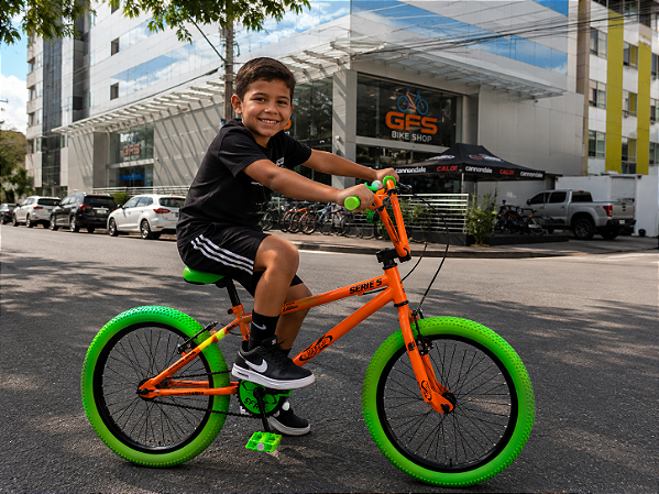BICICLETA ARO (20) MASCULINA COR LARANJA NEON / PNEU VERDE S/ MARCHA PRO-X SERIE 5 LIMITED EDITION OVER