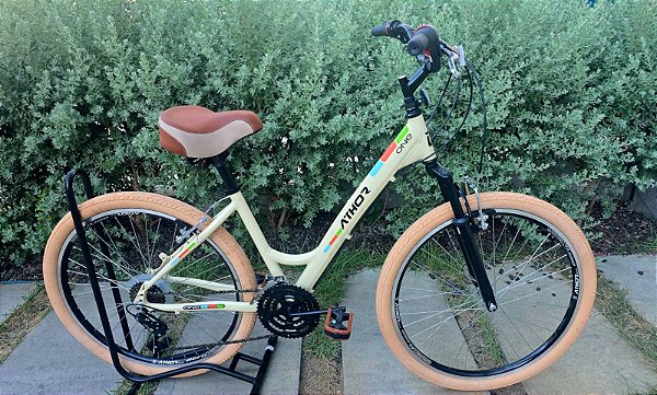 BICICLETA MTB ARO (26) FEMININA COR BEGE C/MARCHA 18V FREIO V-BRAKE ATHOR ONE