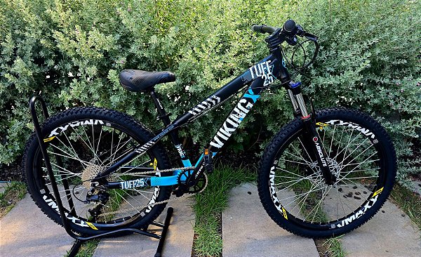 BICICLETA MTB FREERIDE ARO (26) VIKINGX TUFF 25 KIT VELOFORCE 9V FREIO DISC HIDRÁULICO COR PRETO/AZUL/BRANCO