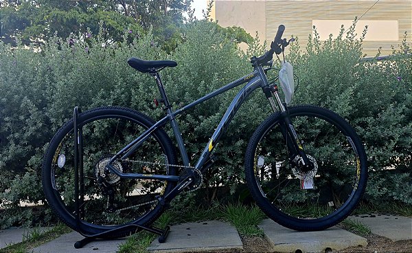BICICLETA MTB ARO (29) OGGI HACKER HDS SHIMANO ESSA 8V FREIO DISC HIDRÁULICO QUADRO 17 (M) COR GRAF/AMAR/PT