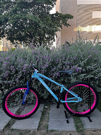 BICICLETA MTB FREERIDE ARO (26) ABSOLUTE BRUTUS 3 KIT VELOFORCE 9V FREIO DISC HIDRÁULICO COR AZUL/BRANCO/ROSA