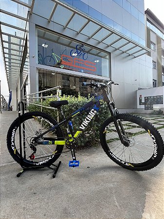 BICICLETA MTB FREERIDE ARO (26) VIKINGX TUFF 25 KIT 1X8 (8 VELOCIDADES) FREIO DISC MECÂNICO COR PRETO/AZUL/NEON